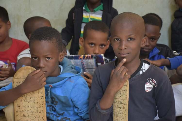 <p>Hafızlık eğitimine büyük önem verilen ve devlet başkanının bile hafız olduğu Batı Afrika ülkesi Moritanya'daki medreselerde çocuklar bu alandaki eğitimlerini "Löh" adı verilen tahta levhalar üzerine yazılan ayetlerle alıyor.<br />
 </p>
