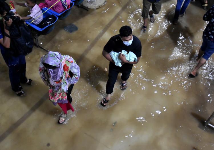 <p>Bangladeş'te yağışların yol açtığı sel Chittagong kentinde hayatı olumsuz etkiledi.</p>

<p> </p>

