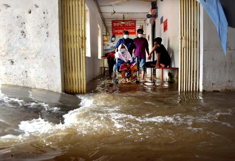 <p>Bangladeş'te yağışların yol açtığı sel Chittagong kentinde hayatı olumsuz etkiledi. Su altında kalan Chittagong Agrabad Maa o Sishu Hastanesinde görevli sağlık ekipleri, tedavi gören hastaları tahliye etti.</p>

<p> </p>
