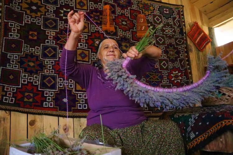 <div>İstanbul'dan gelen İsmail Çavdar ise bu tür kıraç arazileri lavanta ile tarıma, ekonomiye ve turizme kazandırmanın önemli olduğuna işaret etti.</div>