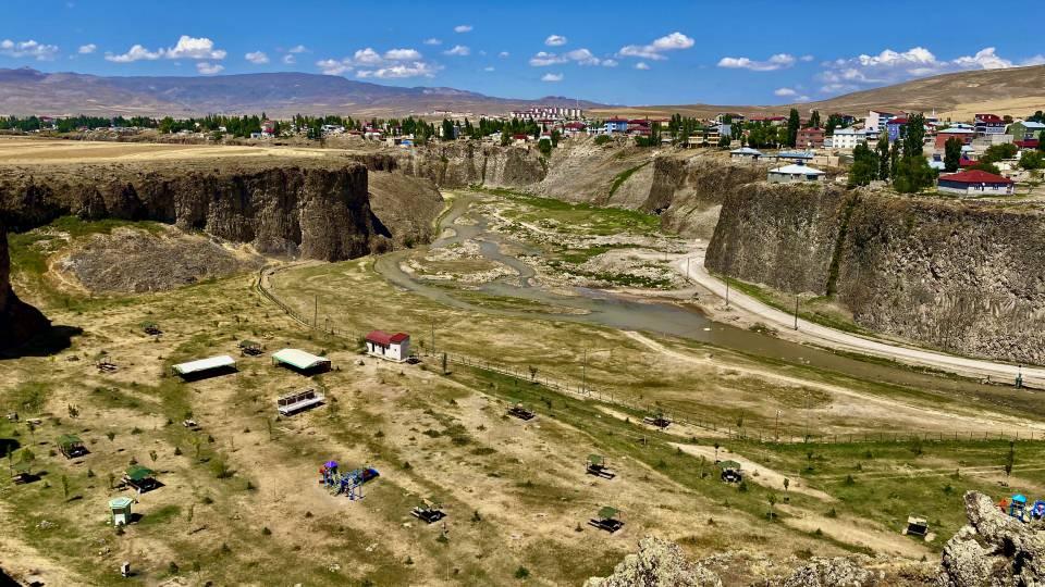<p>İlçe merkezi sınırları içerisinde bulunması nedeniyle ulaşımı rahat olan ve yer yer 150 metre genişliğe ulaşan Murat Kanyon’u, doğal güzelliği ve eşsiz manzarasıyla ziyaretçilerini bekliyor. </p>