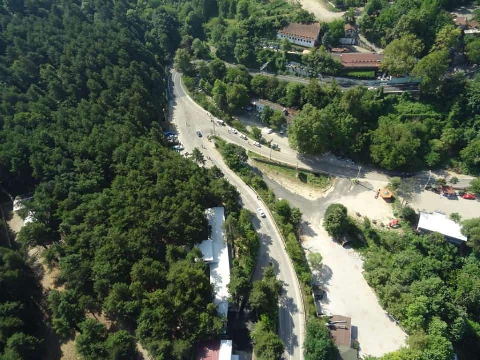 <p>Jandarma ve Polis Özel Harekat timleri ise ormanlık alanların girişlerinde beklemeye başladı. Ormanlar dronlarla taranırken, mangal yakıldığı belirlenen noktalara ise ekipler yönlendirildi. </p>
