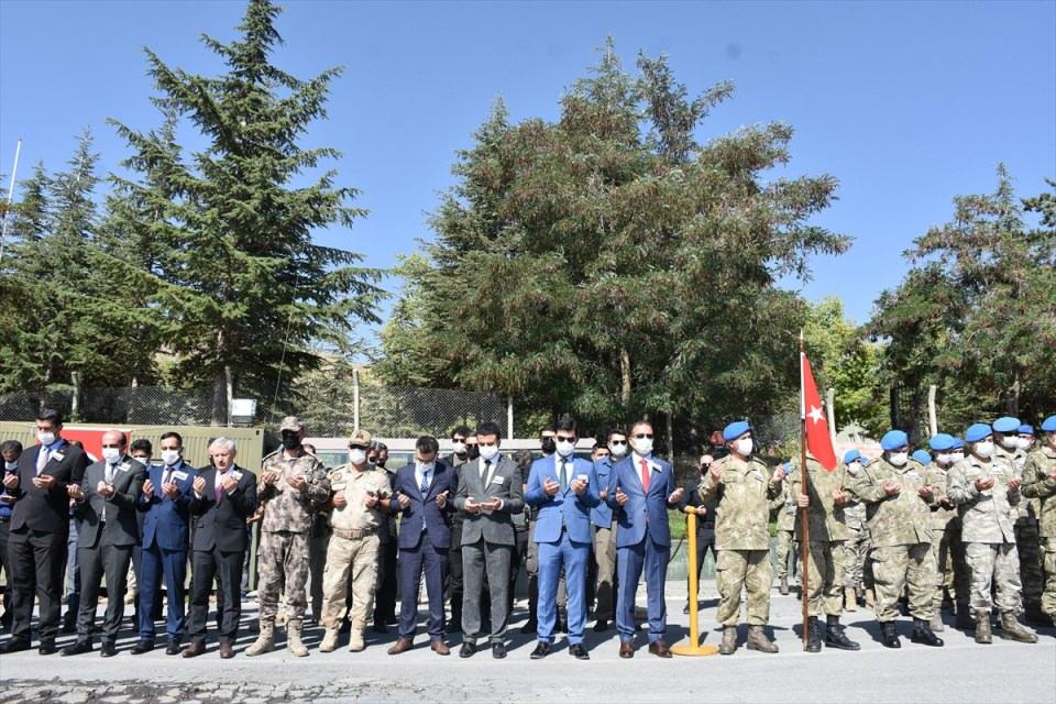 <p>Törene, Vali ve Belediye Başkanvekili İdris Akbıyık, Cumhuriyet Başsavcısı Bayram Örenci, İl Jandarma Komutanı Tuğgeneral Ahmet Kavukçu, İl Emniyet Müdürü Salavat Mete Pınar, Hakkari Üniversitesi Rektör Vekili Yusuf Ersalı, Özel Harekat Şube Müdürü Şaban Bayar, vali yardımcıları, siyasi parti temsilcileri, kurum amirleri, polis ve askerler katıldı.</p>