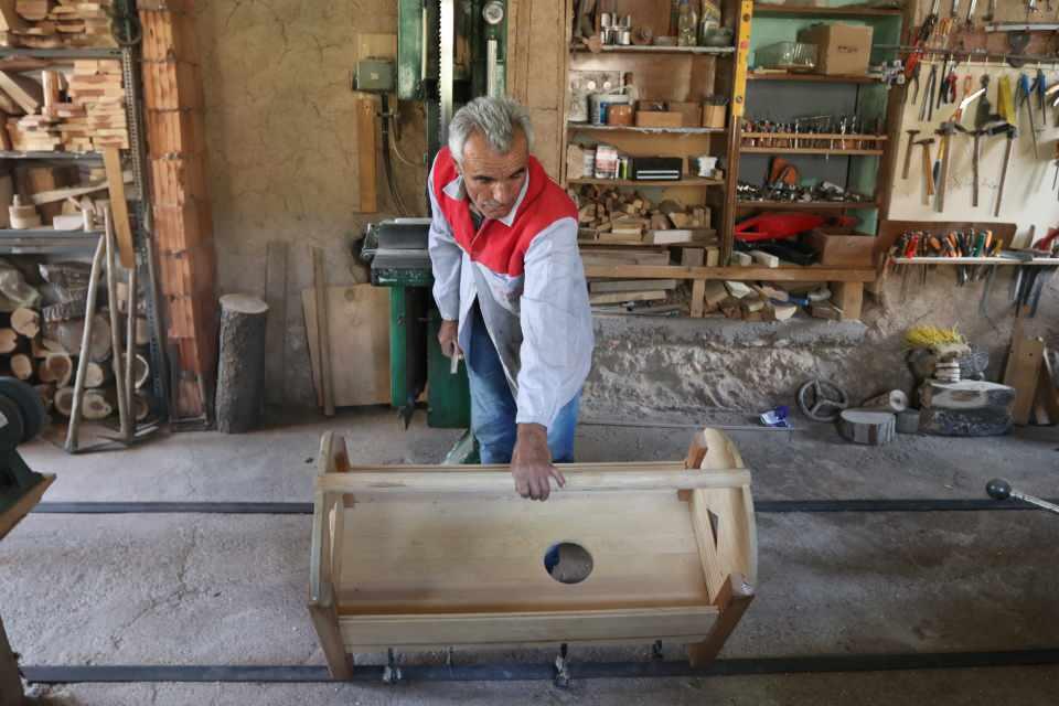 <p> İşime yarayan ölü dalları, kütükleri toplar değerlendiririm. Yufka açmada kullanılan senit, oklava, et tahtası, tahta kepçe ve kaşıklar gibi mutfak malzemeleri yapıyorum, bunlar köylerde vazgeçilmez.</p>
