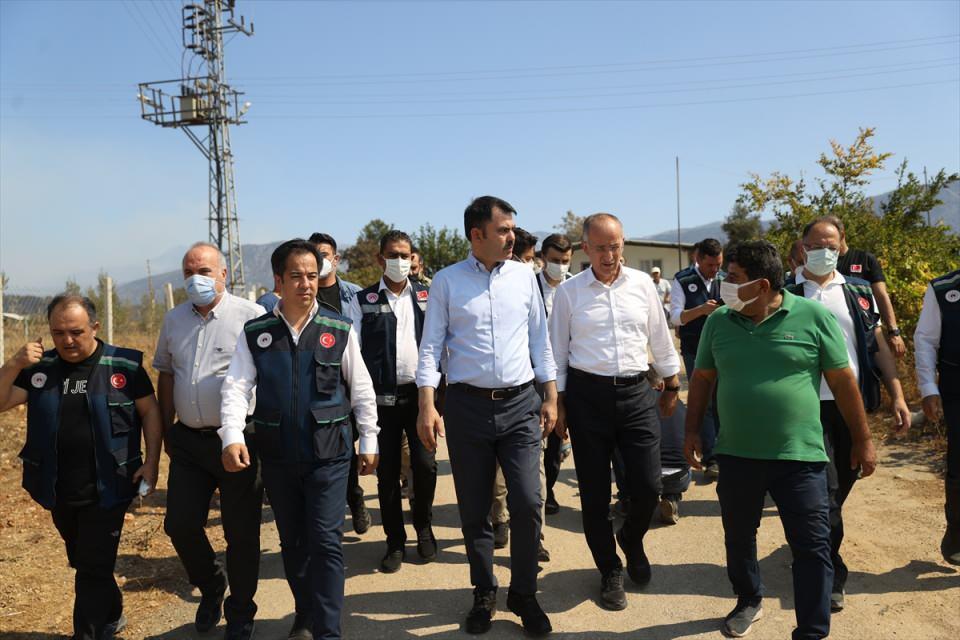 <p>Çevre ve Şehircilik Bakanı Kurum, Manavgat ilçesindeki orman yangını nedeniyle zarar gören alanlarda incelemeler yaptı.</p>
<p> </p>