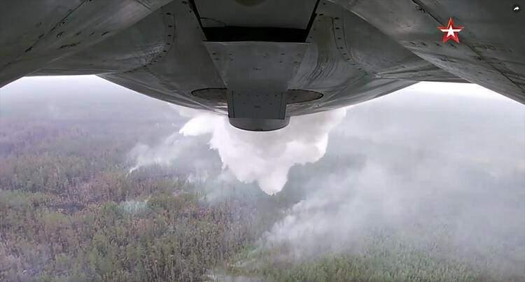 <p>Geçmişte aralarında Şili'nin de bulunduğu birçok ülkede görev yapan dev uçak Il-76, yaklaşık 39 ton su taşıyabiliyor. 50 metreyi aşkın kanat açıklığı bulunan uçağın kalkış ağırlığı ise 157 tonu bulabiliyor.</p>