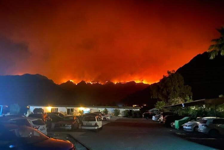 <p>Rus haber ajansı TASS, özellikle Marmaris'ten çok sayıda fotoğrafı servis etti. Alevlerin otel ve evlere nasıl yaklaştığını gösteren kareler, Alina Kvasha ve Arsen Khasanov imzalı.</p>