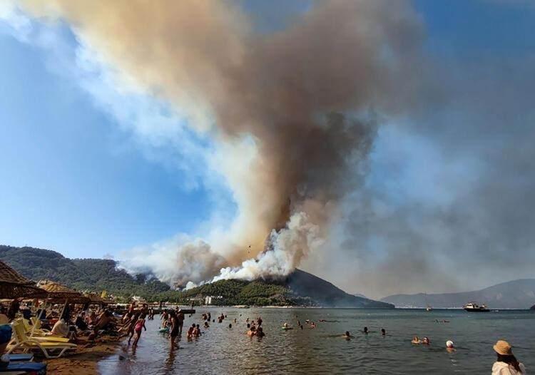 <p>Orman yangını, Marmaris'in hemen yanındaki İçmeler'de 40 dereceyi aşkın hava sıcaklığında denize girenleri dehşete düşürdü. Tass, çok sayıda otelin tahliye edildiğini kaydetti.</p>