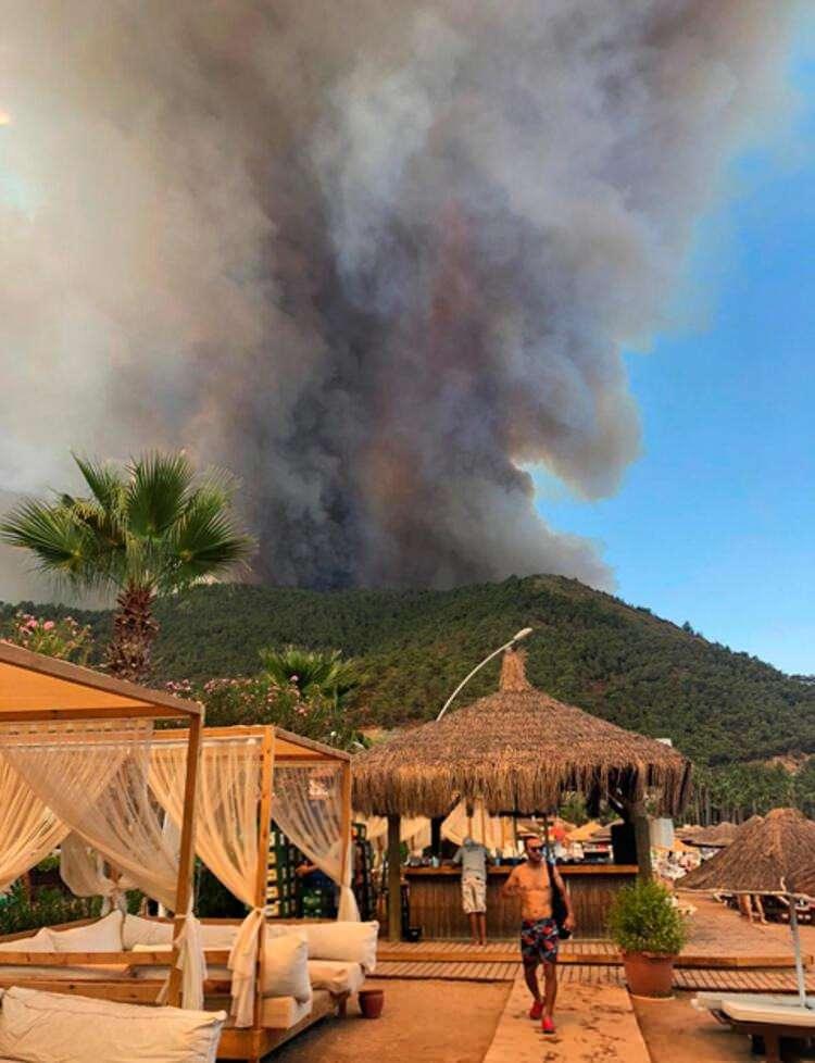 <p>İngiliz Daily Mail gazetesi, dünya sayfasının manşetinde yer verdiği yangın haberinde turizm merkezleri Bodrum ve Marmaris'de de alevlerin yükseldiğini okuyucularına aktardı.</p>
