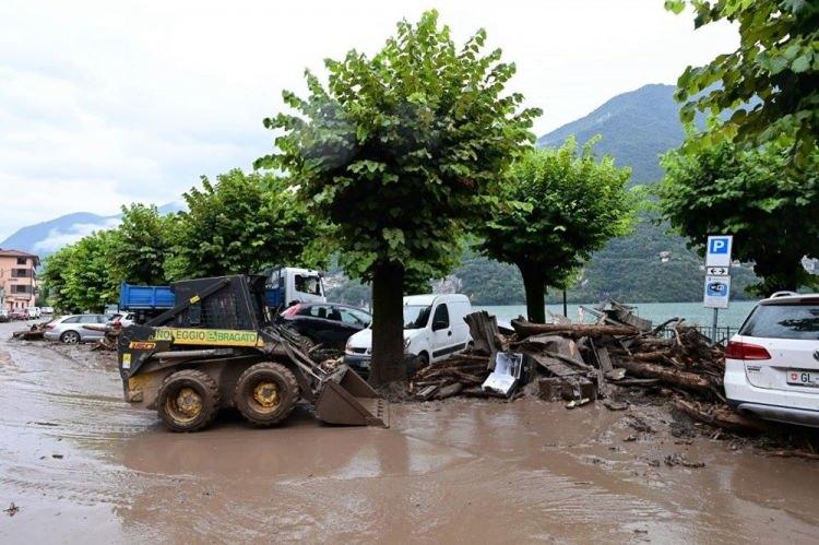 <p><span style="color:#EE82EE"><strong>Sel felaketi sırasınd ayaşanan toprak kayması birçok yolu kapattığından Clooney uzun süre eve gidemedi. </strong></span></p>