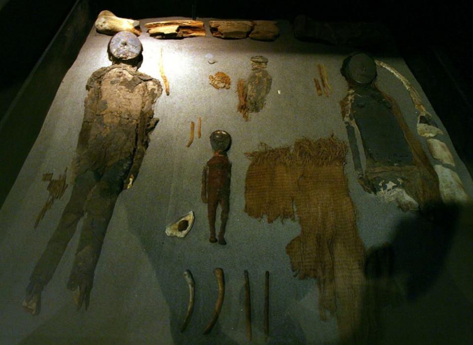 <p>Şili'de Atacama Çölü'ne M.Ö. 7000 civarında yerleşen Chinchorro halkının Mısırlılardan yaklaşık 2 bin yıl önce, yani M.Ö. 5.000 yıllarında mumyalanma tekniği geliştirdikleri tespit edilmişti.</p>
<p> </p>