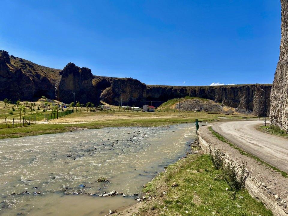 <p>Burası da böyle bir yer. Sevdiğimizi bir yer oldu. Tropikal dediğimiz ya da farklı gelen geziler daha heyecan veriyor ve burayı da özellikle ülkenin sıcaktan kavrulduğu bir dönemde serin ve temiz doğasıyla gelip ziyaret ettik. </p>