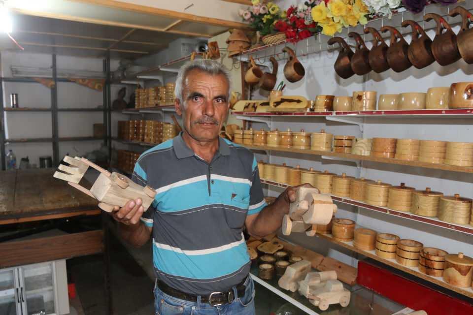 <p>Aslan, babasın vefatının ardından mesleği devam ettirebilmek için bir arayış içine girdiğini vurgulayarak, "Bir süre sonra mutfak ve hediyelik eşyalar yapmaya başladım. </p>