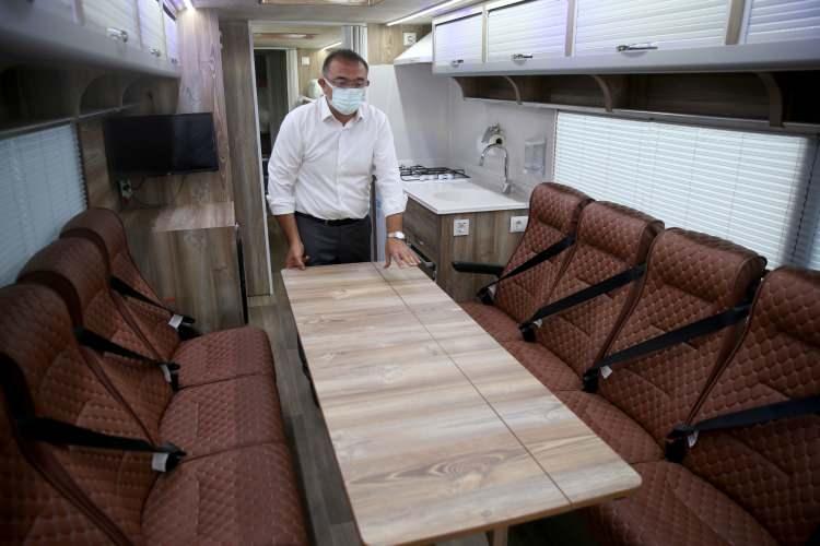 <p>Personel, ömrünü tamamladığı için hurdaya ayrılacak bir otobüsü, yardım ekiplerinin tüm ihtiyaçlarını karşılayabileceği tam donanımlı seyyar konaklama aracına dönüştürmek için harekete geçti.</p>