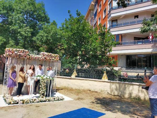 <p>Bir süre önce koronavirüse yakalanan ve tedavisi evinde devam eden Keşan Belediye Başkanı Mustafa Helvacıoğlu, Yukarı Zaferiye Mahallesi Hastane Caddesi üzerindeki evinin balkonundan talep üzerine Kader Çakır ve Ertuğrul Katı’nın nikah akitlerini gerçekleştirdi.</p>

