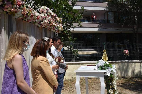 <p>Nikahı evinin balkonundan kıyan Belediye Başkanı Helvacıoğlu, bir ilki yaşadığını belirterek, genç çifte mutluluklar diledi.</p>
