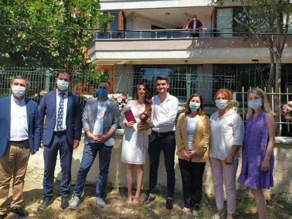 <p>Helvacıoğlu, “Sevginin her engeli aşacağının kanıtı olan bu nikahı sizlerin şahitliği ile gerçekleştireceğiz. Bugün biz değerli çiftimiz ve siz kıymetli misafirlerimiz ile iyi günde olduğu gibi kötü günde de bir aradayız. Ben genç çiftimize de bu temennide bulunmak istiyorum, sürdürülebilir bir evlilik karşılıklı sevgi, saygı ve hoşgörüye bağlıdır” dedi.  </p>
