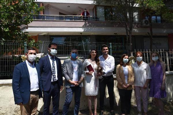 <p>Damat Ertuğrul Katı ise “Nikah için başvuru yaptığımız gün belediyeye gittiğimizde bir talebimiz vardı. Öncelikle Belediye Başkanımız Mustafa Helvacıoğlu’nun nikahımızı kıymasını istedik. Kendisine geçmiş olsun diyor ve bir süre önce aramıza dönmesini bekliyoruz. </p>
