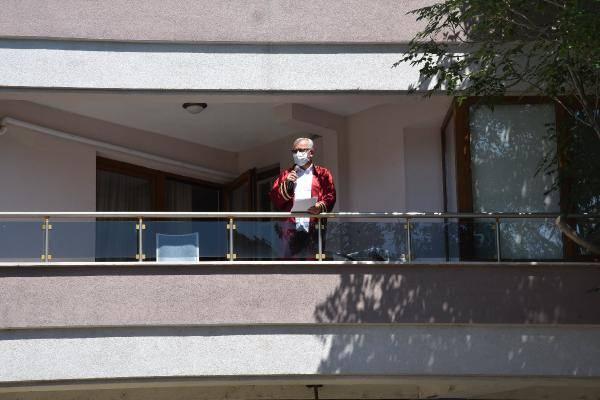 <p>Şu anda kendisi yanımızda olamadı ama biz ona bir sürpriz yapalım, biz ona gelelim dedik. En azından kendisini de hastalığından dolayı motive etmiş oluruz, dedik. Desteğini esirgemedi, sağ olsun. Bu mutlu günümüzde bizleri kırmadı“ diye konuştu.</p>
