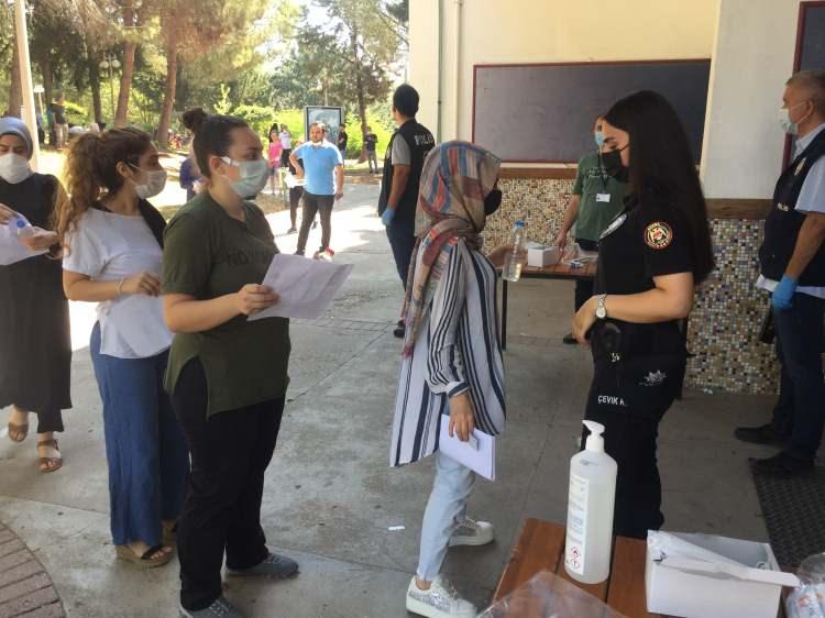 <p>Bazı adaylar görevlilerin 3 dakika kaldı demesine rağmen yavaş yavaş gelmesi dikkat çekti.</p>