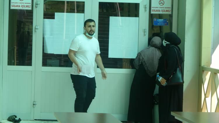 <p>Sivas'ta KPSS Ortaöğretim sınavı başlangıç saatini son giriş saatiyle karıştıran iki aday, geç kalınca görevliler tarafından sınav salonuna alınmadı.</p>
