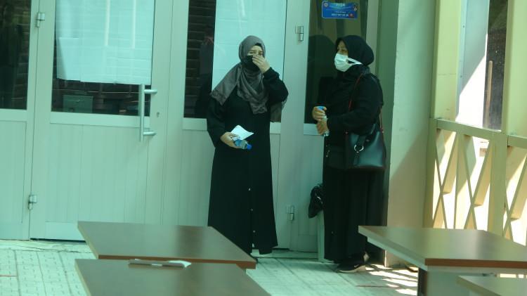 <p>Adaylar erken saatlerde sınava girecekleri okulların önüne gelerek kapıların açılmasını bekledi.</p>