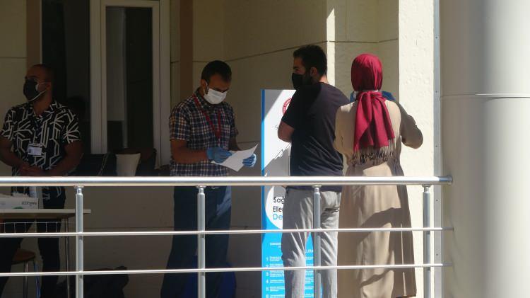 <p>2021 yılı Kamu Personel Seçme Sınavı (KPSS) Ortaöğretim genel kültür ve genel yetenek sınavı için geri sayım sona erdi. Binlerce kişinin girdiği sınavın heyecanı Sivas'ta da yaşandı.</p>