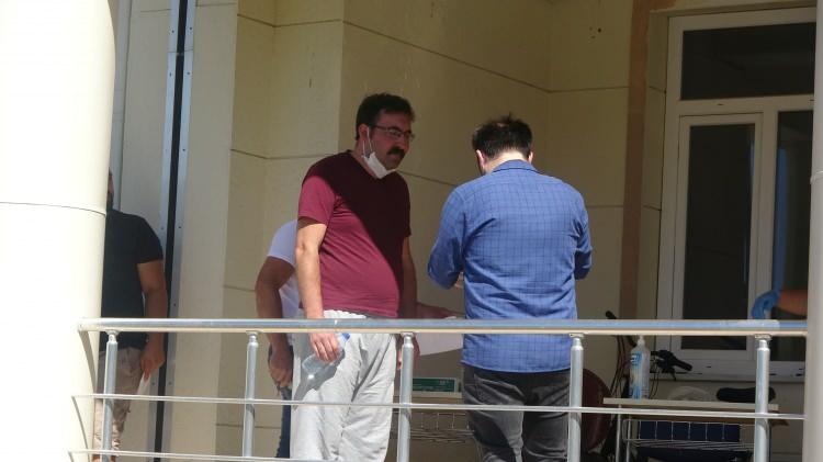 <p>Korona virüs nedeniyle sosyal mesafeyi koruyan adaylara, okul girişinde maske dağıtılarak dezenfektan sıkıldı. Ardından güvenlik taramasından geçen adaylar salonlara alındı.</p>