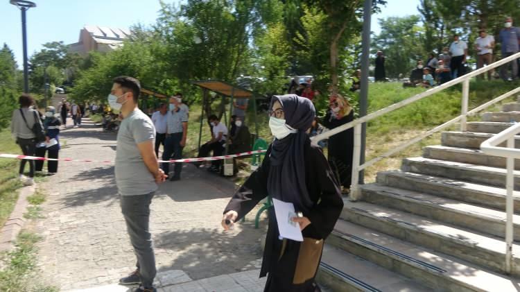 <p>Saat 10.15'te başlayan sınava saat 10.00'dan sonra gelen adaylar ise salonlara alınmadı. </p>