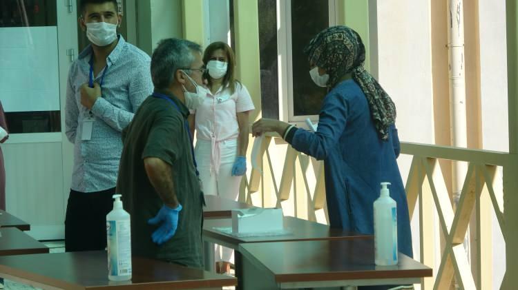<p>Sivas Cumhuriyet Üniversitesi Edebiyat Fakültesi A binasında gireceği sınavın başlangıç saatini giriş saatiyle karıştıran iki aday, sınava girecekleri binanın önüne saat 10.00'dan sonra geldi. </p>
