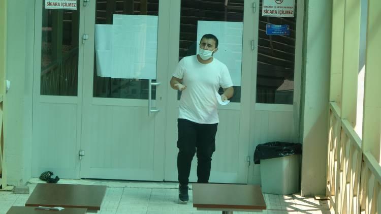 <p>Adaylar yaklaşık 5 dakika geç kalınca görevliler tarafından sınav salonuna alınmadılar. Genç adaylardan biri bir süre kapının önünde bekledikten sonra oradan ayrıldı. Diğer aday ise annesiyle birlikte görevlilere salona girebilmek için dil döktü.</p>
