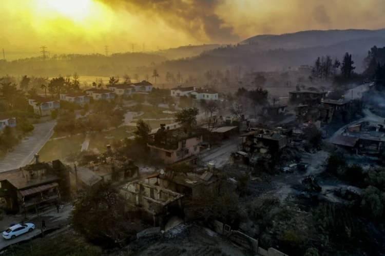 <p>Antalya'nın Manavgat ilçesinde dün başlayan ve rüzgarın etkisiyle yayılan orman yangını nedeniyle çok sayıda ev zarar gördü.</p>

<p>Yangına, çevre illerdeki ekiplerin de desteğiyle karadan ve havadan müdahale ediliyor.</p>
