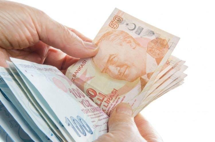 <p>Türk-İş ve Hak-İş'in en düşük brüt ücretin 4 bin 800 liraya yükseltilmesi, 2021-2022 döneminde ilk 6 ay yüzde 20, diğer 6 aylar için enflasyon artı yüzde 3 refah payı talebine hükümet, brüt ücreti 3 bin 577-3 bin 750 lira arası olanlara 100 lira, brüt ücreti 3 bin 750-4 bin lira arası olanlara 60 lira seyyanen zam ile yılın ilk 6 ayı için yüzde 9, ikinci 6 ay için yüzde 5 artı enflasyon farkı teklifiyle karşılık verdi.</p>