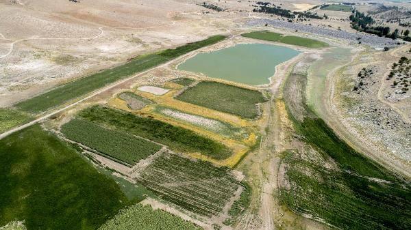 <p>Konya'nın Akören ilçesindeki May Barajı’nda yaşanan kuraklık ve sudaki oksijen miktarının düşüşü, barajdaki balıkların ölümüne neden oldu. </p>

