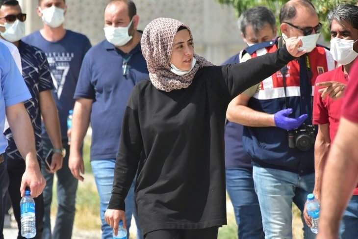 <p><span style="color:#B22222"><strong>Çalışmalar sonrası yapılan operasyonda gözaltına alınan şüphelilerden Esra Taş, sevgilisi Abdullah Başdemir (46) ile onlara yardım ettikleri öğrenilen Zekeriya Okşen, kuzeni Mustafa Okşen ile Afgan uyruklu Abdulhamid Uzbek tutuklandı.</strong></span></p>
<p> </p>