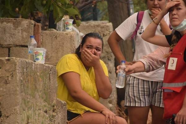 <p>Ekipler, alevlerin diğer evlere de sıçramaması için yoğun çaba sarf ederken, bölgede mahsur kalan 50 kadar köylü, mahalle meydanında toplanıp, endişe içinde söndürme çalışmalarını izledi. Köylülerden 3 yıllık evli olduğu öğrenilen Merve Kuşlar, "Gelinliğim içerde. Gelinliğim yanacak" diyerek ağladı.</p>