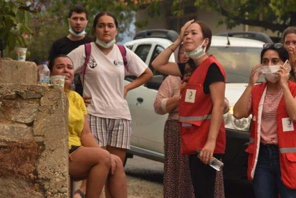 <p>Bodrum'un Umurca Mahallesi'ndeki makilik alanda, dün saat 12.30 sıralarında alevler yükselmeye başladı. İki noktadan başlayan alevler rüzgarın etkisiyle kısa sürede büyüdü. Polis lojmanlarına 100 metre mesafedeki yangın, rüzgarın da etkisiyle kısa sürede yayıldı. Alevler, İçmeler mevkiine doğru ilerledi. </p>