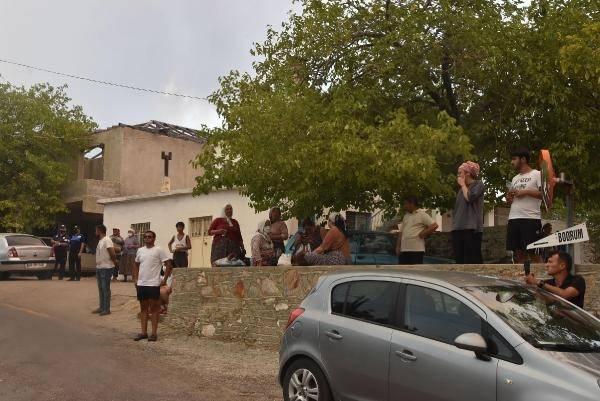 <p>ALEVLER TERSANELER BÖLGESİNE ULAŞTI, 3 OTEL TAHLİYE EDİLDİ</p>

<p> </p>

<p> Makilik alanda çıkan yangında alevler, İçmeler Mahallesi'nde tersaneler ve otellerin bulunduğu bölgeye ulaştı. Polis ekipleri, 5 yıldızlı 3 oteli tahliye etti. Alevlerin İçmeler Mahallesi'ndeki tersanelere sıçramaması için yoğun çaba harcandı. Tersanelerde bulunan yanıcı ve patlayıcı maddeler kamyonlar ile başka yerlere nakledildi.</p>
