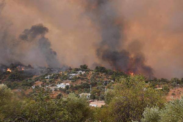 <p>Muğla'nın Milas ilçesinin kırsal Beyciler Mahallesi'ndeki yangında rüzgarla yön değiştiren alevler; Bodrum'daki yangında tahliye edilen Mazı Mahallesi'ne ulaştı. Mahallenin Aşağı Mazı kesimine giden tüm yollar alevler nedeniyle kapandı, alevler buradaki evlerin etrafını sarıp bahçelerine kadar girdi.</p>