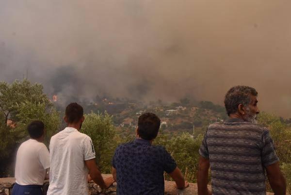 <p>Kıyı Emniyet Müdürlüğü'ne bağlı tekneler ile deniz kıyısındaki alana müdahale edildi. Takviye olarak gönderilen 1 helikopter de havadan alevlere müdahale etti. Tersanede çalışanları ev vatandaşlar da hortumlarla su sıkarak, yangın söndürme tüpleri ve kovalarla su taşıyarak söndürme çalışmalarına destek verdi.</p>