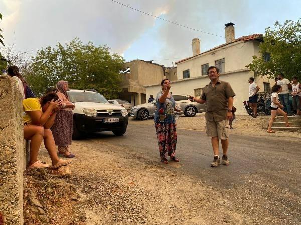 <p>Rüzgarın da yön değiştirmesiyle alevler Kızılağaç Mahallesi'ne doğru yöneldi. Dumandan etkilenen 2 itfaiye eri ve 2 beton mikseri şoförüne bölgede hazır bekletilen ambulansta ayakta müdahale edildi.</p>
