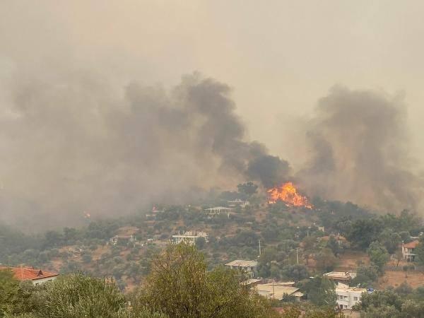 <p>10 SAAT SONRA KONTROL ALTINA ALINDI </p>

<p> </p>

<p>Muğla'nın Bodrum ilçesi Umurca Mahallesi'ndeki makilik alanda çıkan yangın, ekiplerin yoğun uğraşları sonucu kontrol altına alındı. Yaklaşık 10 saatte kontrol altına alınan ve ilk belirlemelere göre 50 hektar makilik ve ormanlık alanın zarar gördüğü yangında sabotaj ihtimali üzerine soruşturma başlatıldı.</p>
