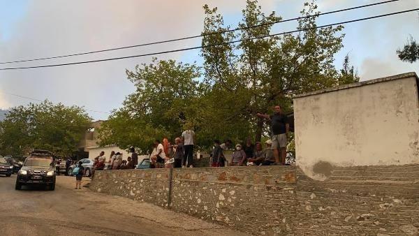 <p>ALEVLER TAHLİYE EDİLEN AŞAĞI MAZIYI SARDI</p>
<p> </p>
<p> Bodrum'daki bu yangından 3 saat sonra Muğla'nın Milas ilçesinin kırsal Beyciler Mahallesi'ndeki kızılçam ağaçlarıyla çevrili ormanlık alanda yangın çıktı. Alevler kısa sürede geniş bir alana yayılıp Bodrum'a ulaştı. Bodrum'un Mazı ve Gökpınar mahalleri boşaltıldı. Ekipler müdahale ederek alevlerin bu iki mahalleye gelmesinin önünü kesti.</p>