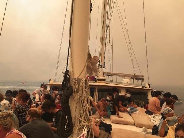 <p>DENİZDEN TAHLİYE EDİLDİLER</p>
<p>Alevlerin sıçradığı Bodrum'un Mazı Mahallesi'nin Aşağı Mazı kesimi tahliye edilmeye başladı. Tur tekneleri ile alınan 40 kadar kişi, Çökertme Koyu'na getirildi.</p>