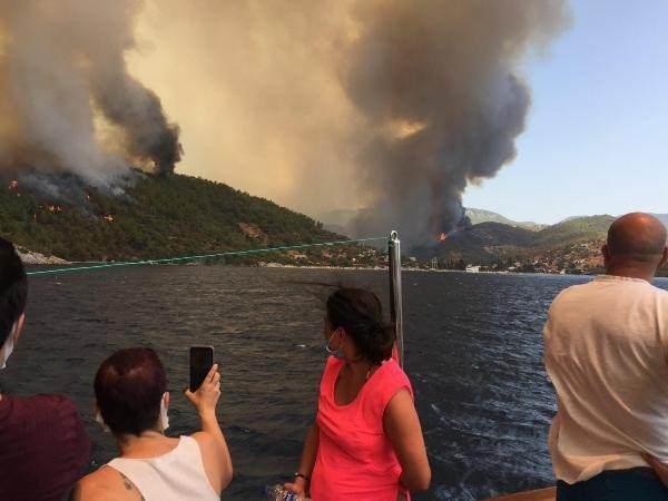 <p>Köylülerin arasında bölgedeki bir pansiyonda kalan turistlerin de bulunduğu belirtildi. Mahalledeki bir pansiyonda çalışan Feridun Akalar, "Sabah bu kadar değildi alevler. Birden çoğaldı.</p>
