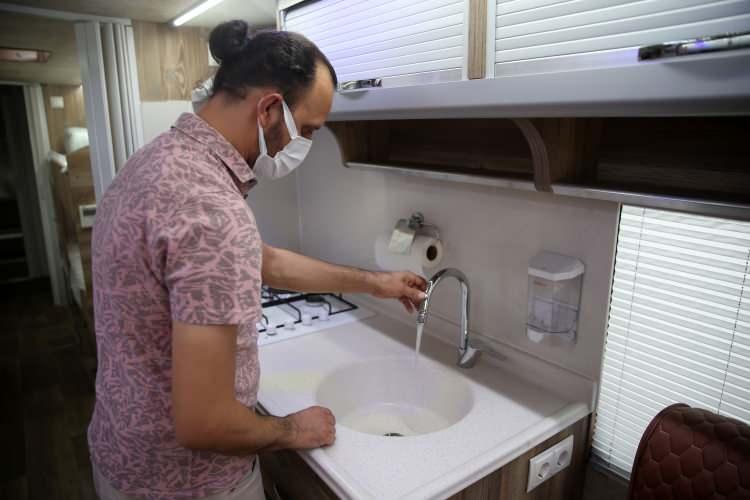 <p>Sürmelioğlu, personelin araçta rahat etmesi için her ayrıntıyı düşündüklerini belirterek, "Araç, 12 personelin olay yerine intikalini, orada çalışma sahalarına geçişlerini, 8 personel sahadayken 4'ünün dinlenmesini sağlıyor. Barınma, yeme içme, duş gibi kişisel ihtiyaçların karışlanabileceği donanım oluşturduk.</p>