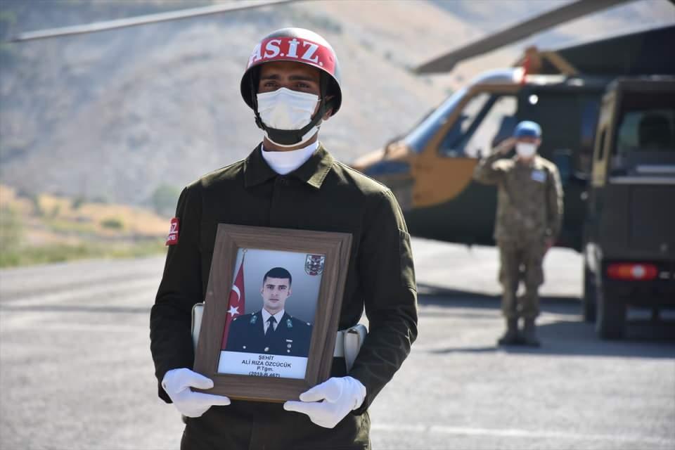 <p>Yüksekova Selahaddin Eyyubi Havalimanı'na götürülen şehit Özcücük'ün cenazesi memleketi Gaziantep'e, Güçlüer'in naaşı da Aksaray'a uğurlanacak.</p>
<p> </p>