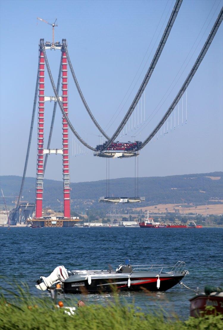 <p>İki ayak aralığına ilaveten 770'er metre yan açıklıklar, 365 ve 680 metrelik yaklaşım viyadükleriyle Çanakkale Boğazı'nın ilk asma köprüsünün uzunluğu 4 bin 608 metreyi bulacak.</p>
<p> </p>