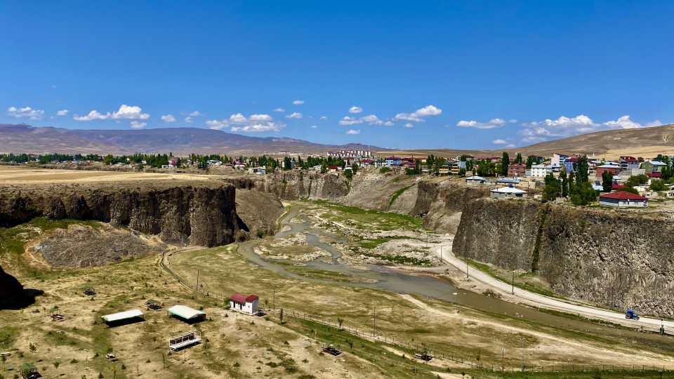 <p>Dört mevsim ayrı bir güzelliğe sahip olan kanyon, yaz aylarında sahip olduğu serin havası sayesinde sıcaktan bunalan vatandaşların ilgisini çekiyor.</p>