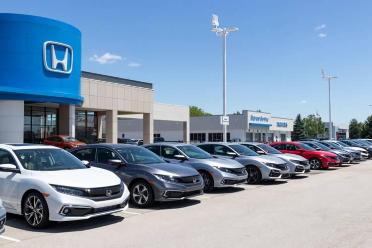 <p><strong>HONDA</strong></p>

<p>Bugüne kadar ‘tamamen elektrikli’ satışa geçeceği tarihi açıklayan şirketler arasında en geç tarihi veren Japon otomotiv devi Honda oldu.</p>

<p>Honda, 2040 yılı itibarıyla fosil yakıtlı araç satışı yapmayacağını açıklayarak sadece elektrikli model satacağını söyledi.</p>
